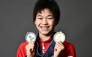 全红婵妈妈火了，唱歌大声跑调，哥哥捂嘴偷乐，瞬间涌入几万人