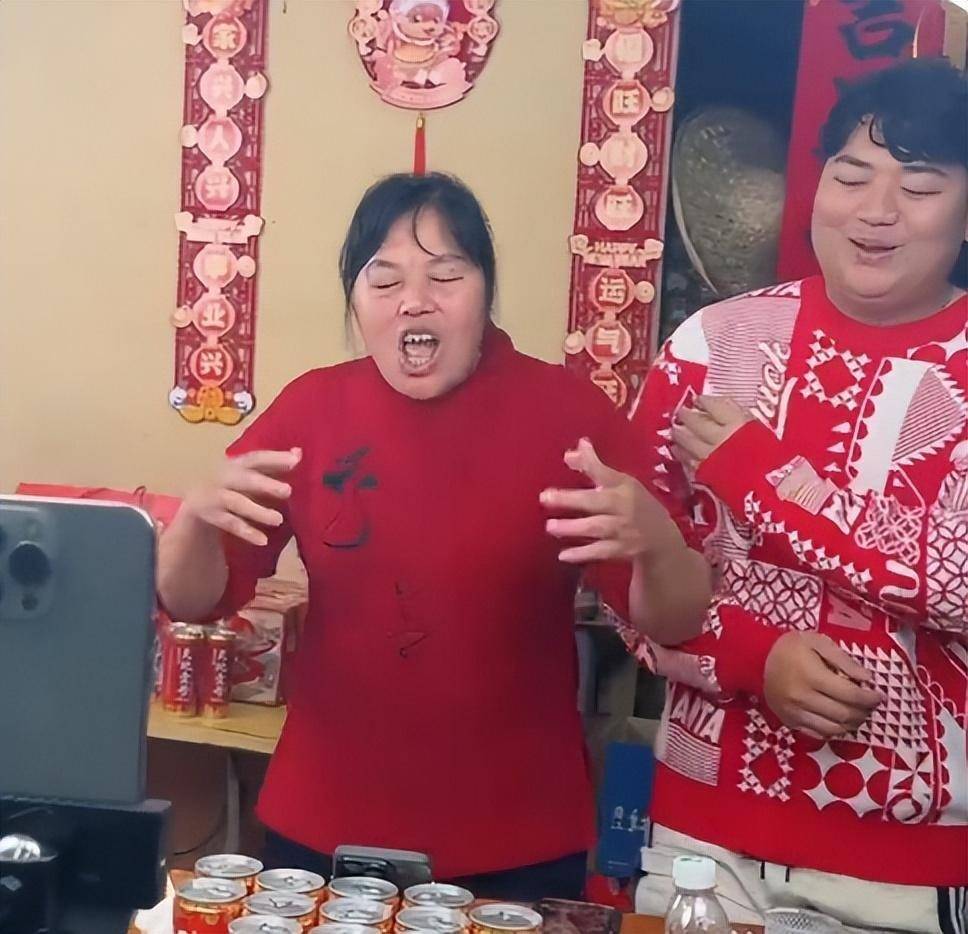 全红婵妈妈火了，唱歌大声跑调，哥哥捂嘴偷乐，瞬间涌入几万人-第4张图片-dewu博客